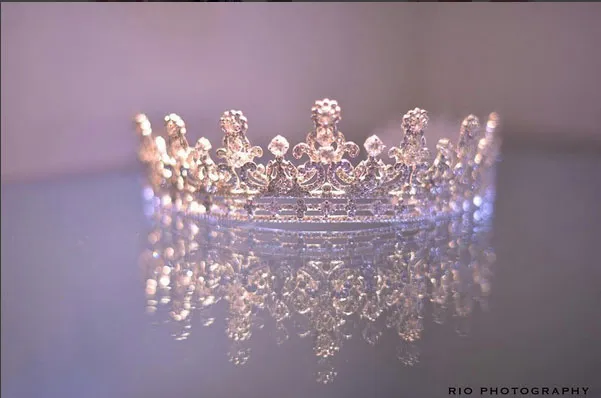 Tiara yang dipakai Chelsea Olivia kala prosesi pemberkatan. ©Instagram/rinaldyayunardi