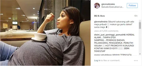 Uniknya Chelsea saat menyantap hidangan dalam mangkuk kecil berwarna putih © instagram.com/Glenn Alinskie
