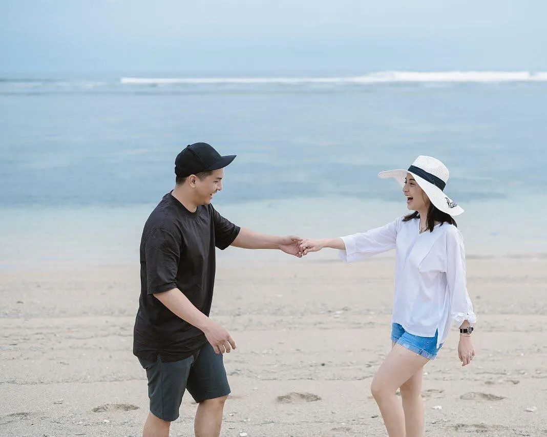 Momen kemesraan Chelsea Olivia bersama sang suami Glenn Alinskie. /©instagram.com/chelseaoliviaa
