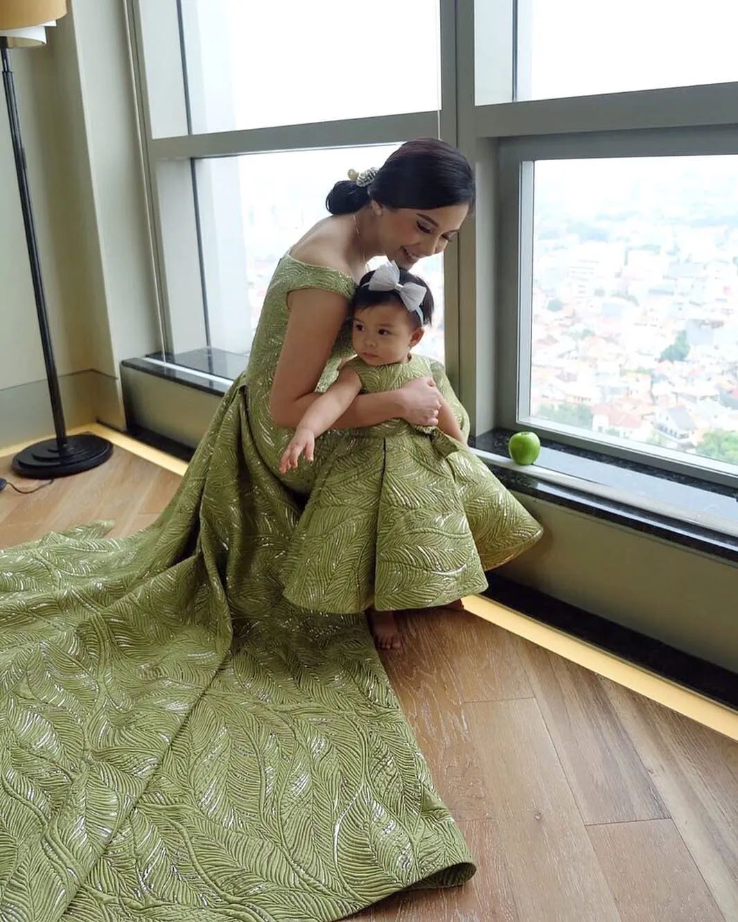 Gaya kompak Chelsea dengan putrinya Baby Nastusha. /©instagram.com/chelseaoliviaa