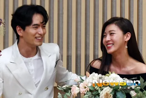 Ha Ji Won berikan pujian soal mata Lee Jin Wook. ©credit as tagged
