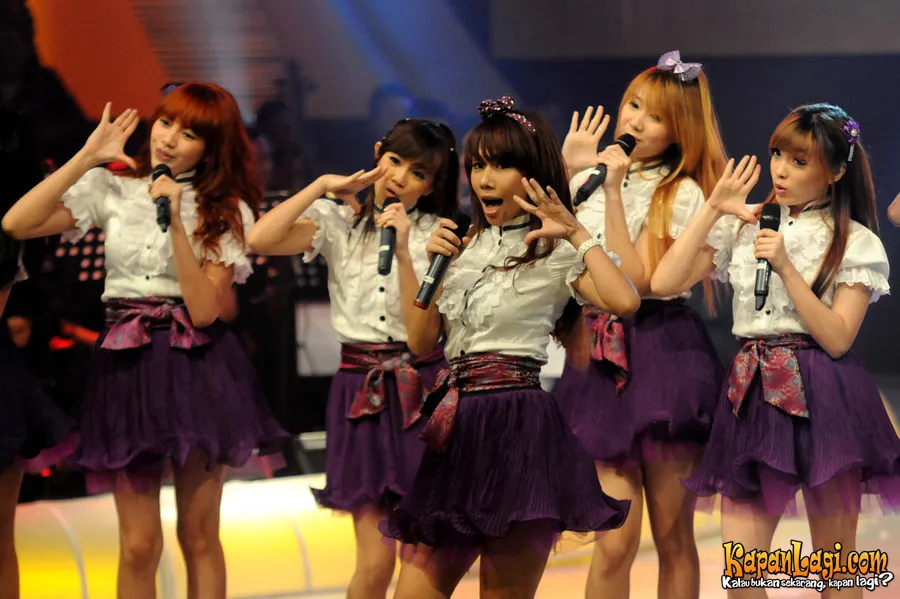 Saat itu, Cherry Belle sedang menjadi bintang tamu acara BUKAN EMPAT MATA @KapanLagi.com®