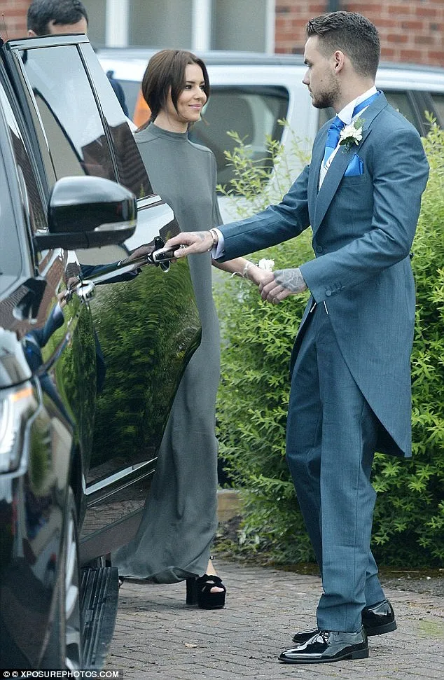 Cheryl Fernandez datang ke pernikahan adik Liam Payne pakai gaun abu-abu dan dihujat publik ©dailymail.co.uk/exposurephotos