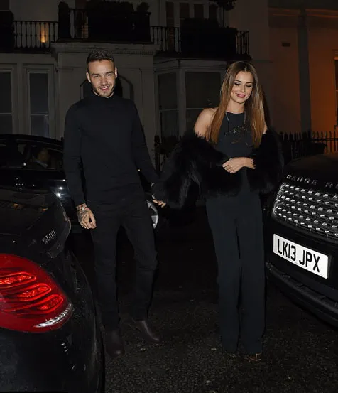 Liam Payne dan Cheryl Cole tak ragu mengumbar kemesraan saat melewati para paparazi © Dailymail.co.uk