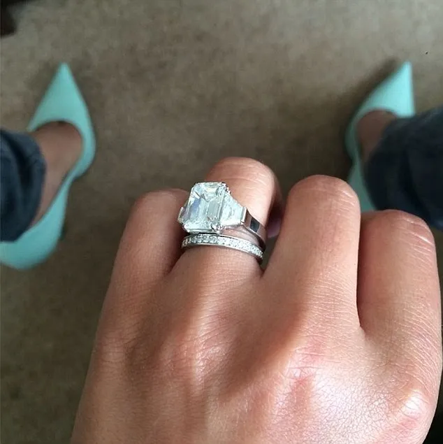 Cincin pernikahan Cheryl Cole @ dailymail.co.uk