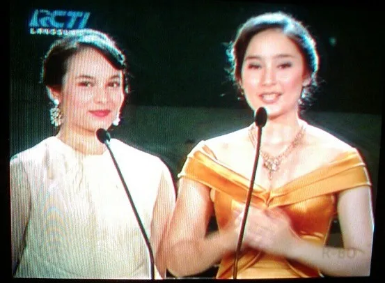 Seorang netizen memfoto penampilan Chelsea dan Tatjana ketika tampil di Indonesian Movie Awards 2015 © instagram.com/this_kevin