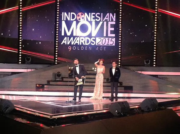 Chicco Jericho saat menerima award pemeran utama pria terbaik © twitter/MNCUpdate