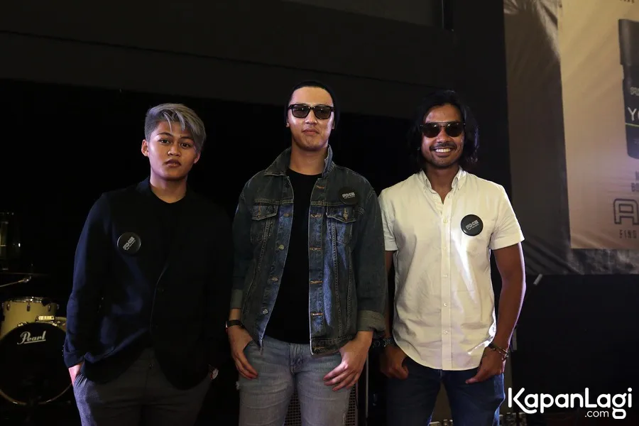 Jevin Julian dibuat terkesima saat ajari Chicco Jerikho beatbox © KapanLagi.com®/Muhammad Akrom Sukarya