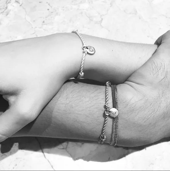 Chicco Jericho unggah foto gelang couple dengan inisial C di Instagram © Instagram.com/chicco.jerikho