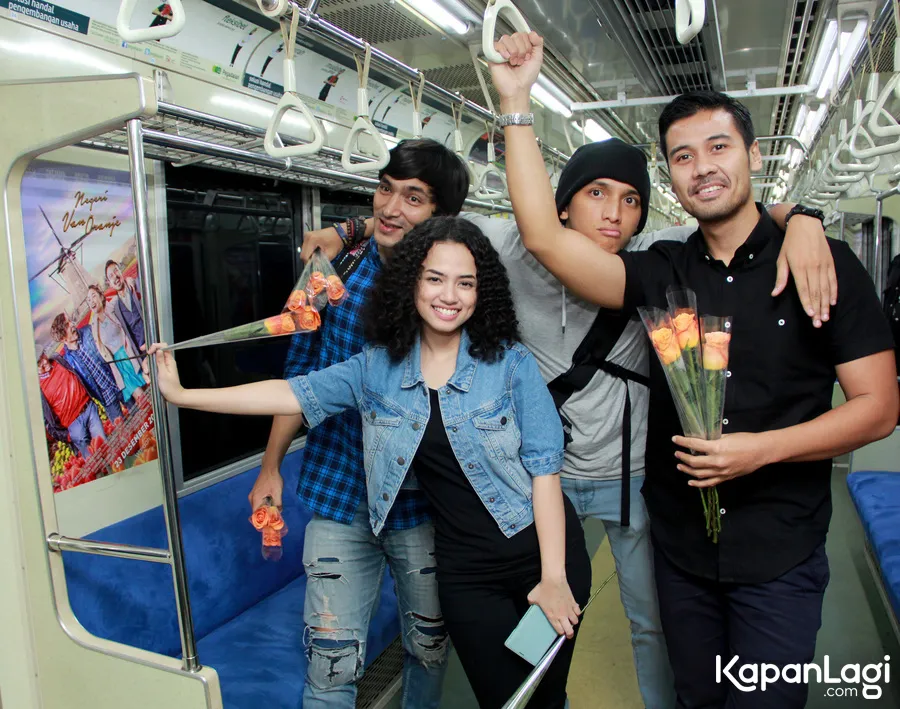 Para aktor NVO dan Wizzy ngamen lalu bagi-bagi bunga di atas kereta © KapanLagi.com®/Muhammad Akrom Sukarya