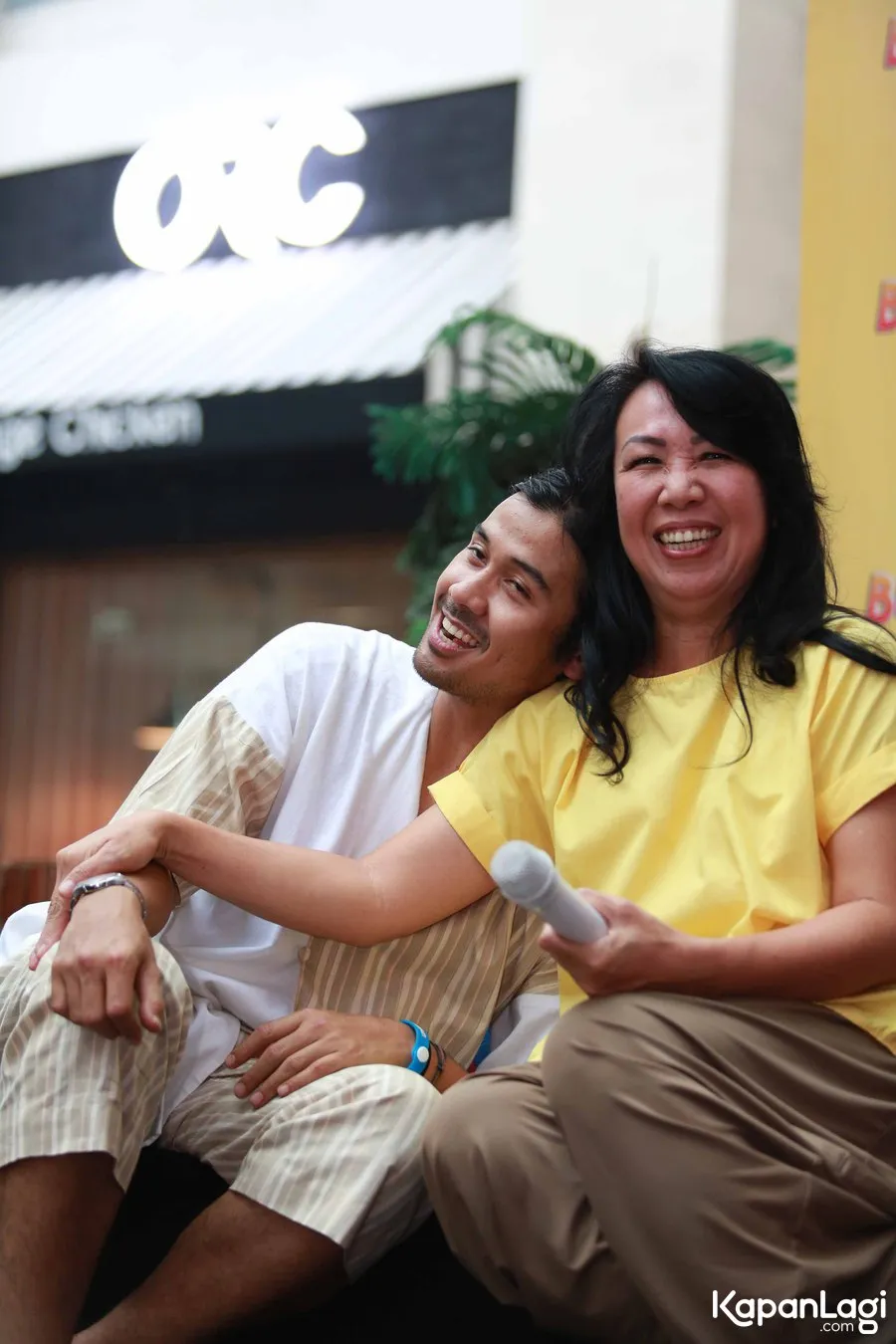 Chicco dan Dayu jadi anak-ibu © KapanLagi.com®/Muhammad Akrom Sukarya