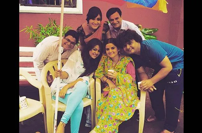 Semua pemain 'Chidiya Ghar' hilangkan stres dengan bermain UNO. @tellychakkar