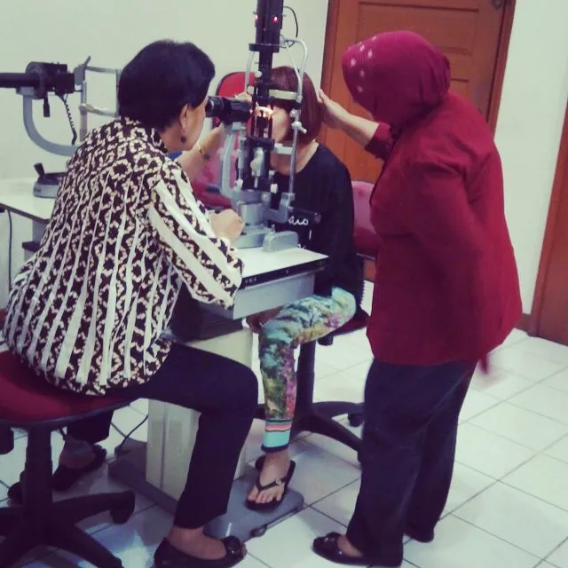 Mata Chika Jessica diperiksa oleh dokter ©instagram.com - chikajessica