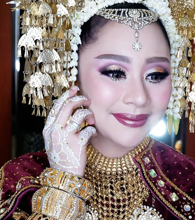 Lebih bold, ini penampilan Chikita Meidy dalam resepsi pernikahan. Credit: via instagram.com/illuxion_makeup