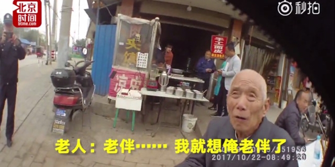 Kakek ini lupa bahwa istrinya sudah lama meninggal, namun ia tetap mencarinya kemanapun © Shanghaiist