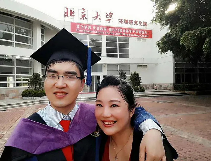 Zhou Hongyan, supermom yang berhasil mengantarkan putra tunggalnya masuk Harvard © BoredPanda.com
