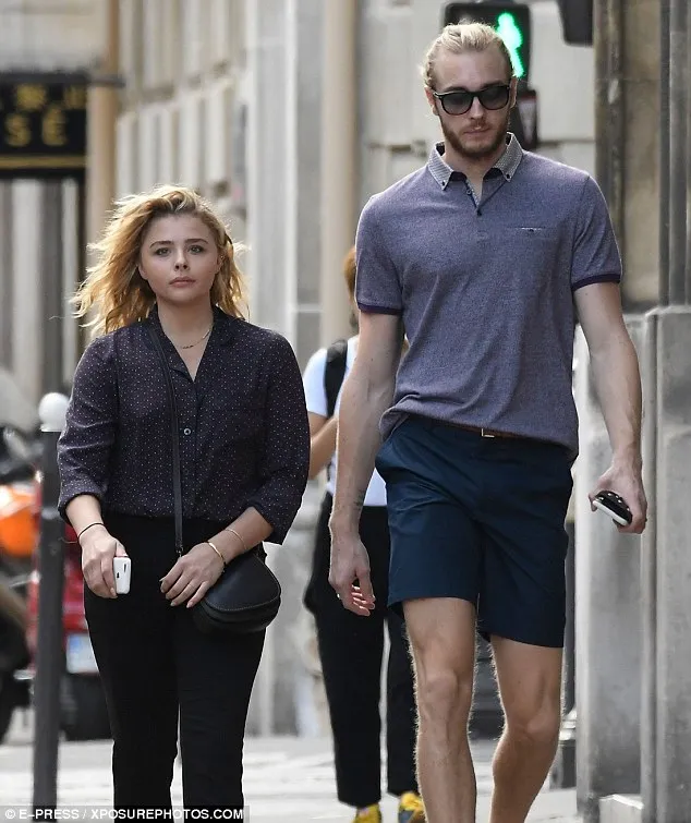 Chloe Bersama Saudaranya © Daily Mail