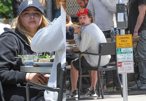 Chloe Moretz dan Brooklyn Beckham kencan di siang hari © Mirror.co.uk/fameflynet