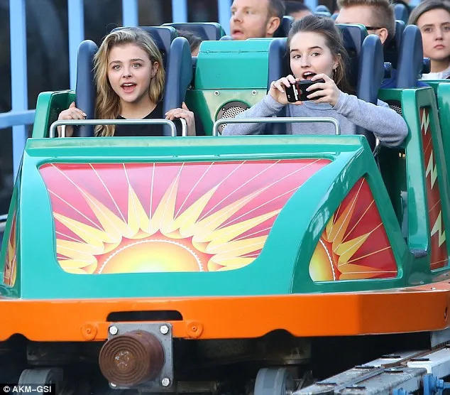 Brooklyn Beckham bermesraan dengan Kim Turnbull, Chloe Moretz malah memilih menikmati bermain di Disney's California Adventure Park © Dailymail.co.uk