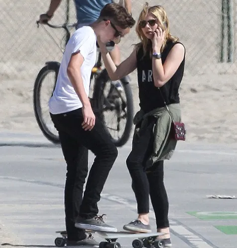 Potret kedekatan Brooklyn dan Chloe pada Juni lalu @ dailymail.co.uk