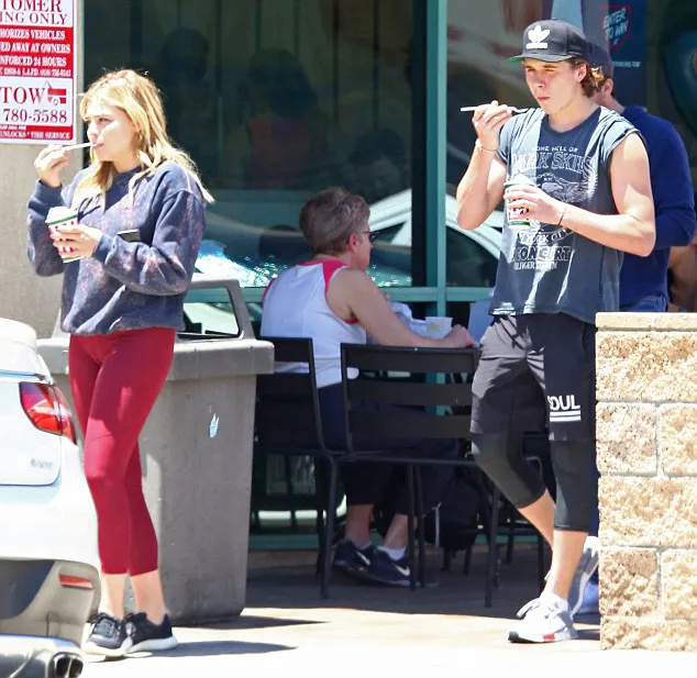 Chloe dan Brooklyn makan es krim bareng © fameflynet/dailymail.co.uk