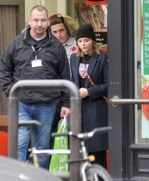 Brooklyn dan Chloe tertangkap kencan dan singgah ke sebuah supermarket © dailymail.co.uk