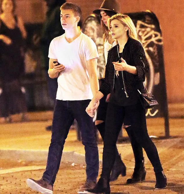 Chloe dan Julian saling bergandengan tangan ©splashnews.com