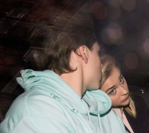 Mesra manja, inikah bukti Brooklyn balikan dengan Chloe? © dailymail.co.uk