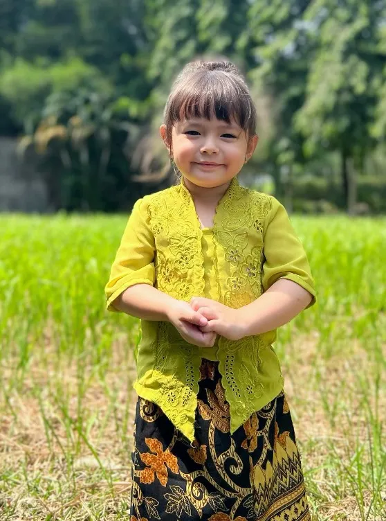 Potret Chloe Emmanuelle menggunakan kebaya (Sumber: Instagram/chloeemmanuellevanwattimena)