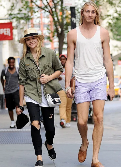 Sudah percaya kalau Chloe pendek? @ dailymail.co.uk/REX