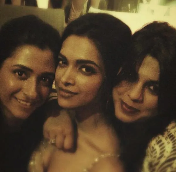 Anisha (kiri) dan Deepika dan Pooja Dadlani, siapa lebih cantik. @pinkvilla
