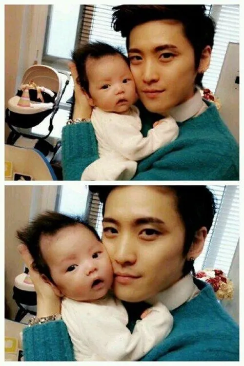 Choi Hyun Joon menggendong anaknya yang baru lahir pada Februari lalu @soompi.com