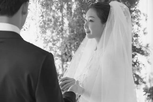 Choi Ji Woo merahasiakan identitas dan wajah sang suami © YG Entertainment