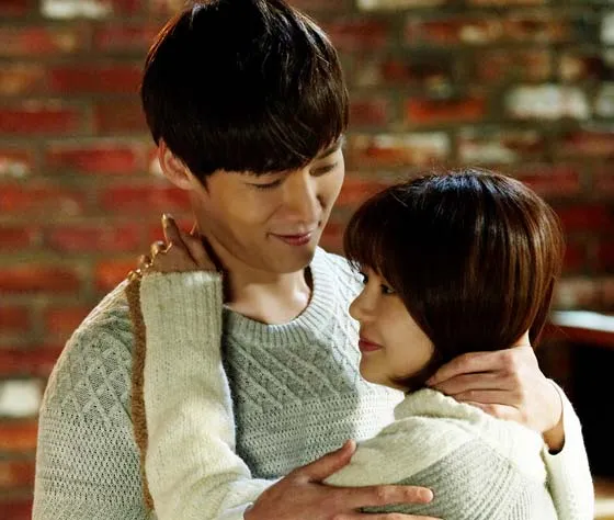 Momen manis Choi Jinhyuk dan Baek Jin Hee dalam 'Pride And Prejudice'. @mwave.interest.me
