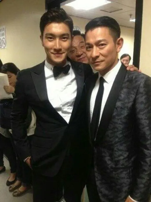 Siwon - Jackie Chan - Andy Lau berpose bersama dengan bahagia ©soompi.com