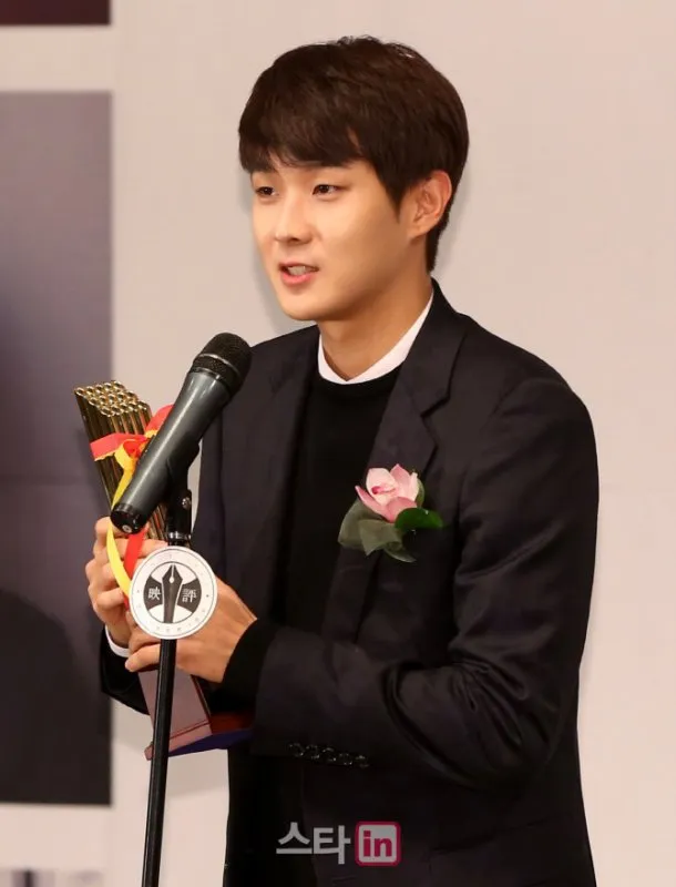 Choi Woo Sik saat menerima penghargaan sebagai best new actor di 35th Korean Association of Film Critics Awards. ©hancinema.net