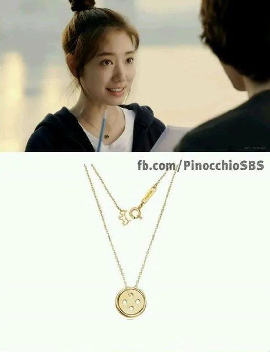 Kalung yang dipakai Park Shin Hye menjadi bahasan para penggemar Pinocchio. @Pinocchio Official Facebook