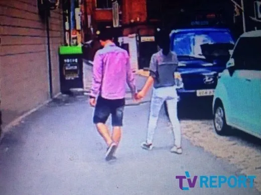 Choiza - Sulli f(x) berjalan sambil bergandengan tangan Rabu (25/9) pagi
