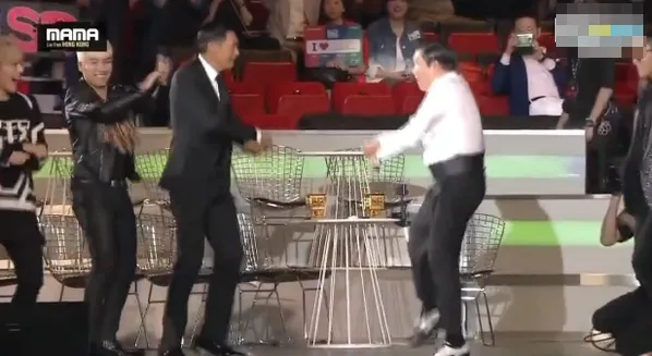 Chow Yun Fat asyik dance Gangnam Style © twitter.com/kidsone_ss