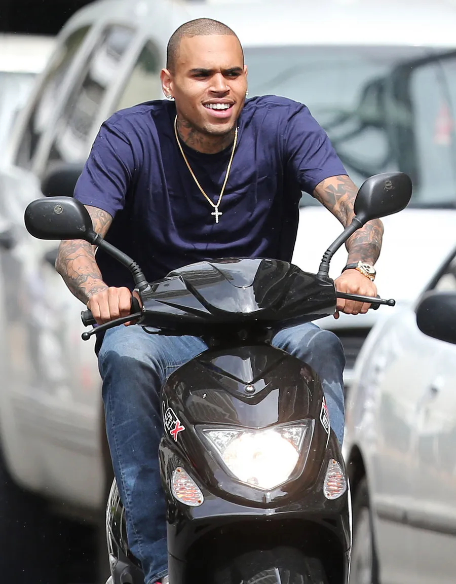Chris Brown dimaafkan oleh publik setelah melakukan penganiayaan.