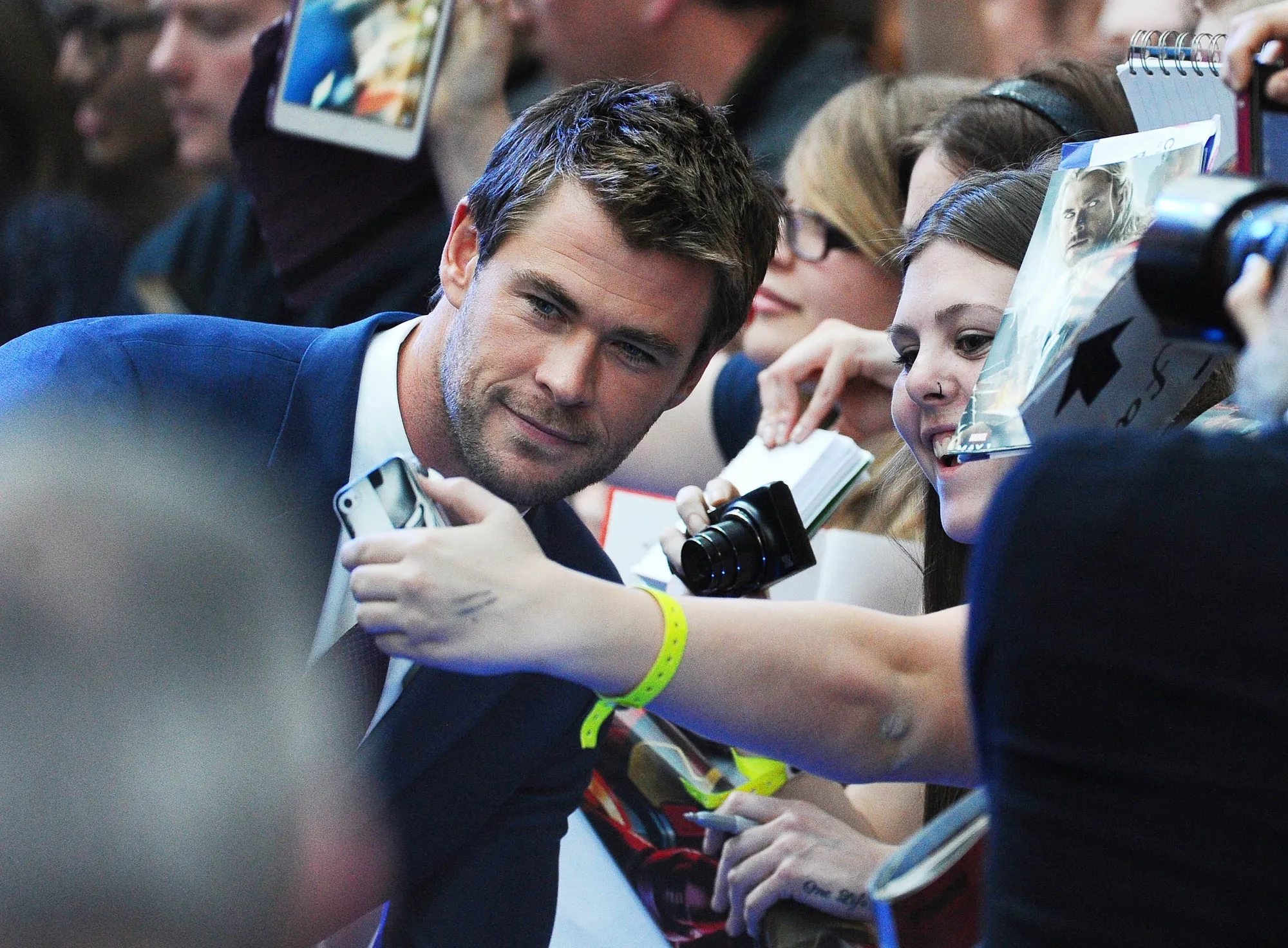 Chris Hemsworth mau melayani permintaan fans untuk selfie bareng/©FameFly