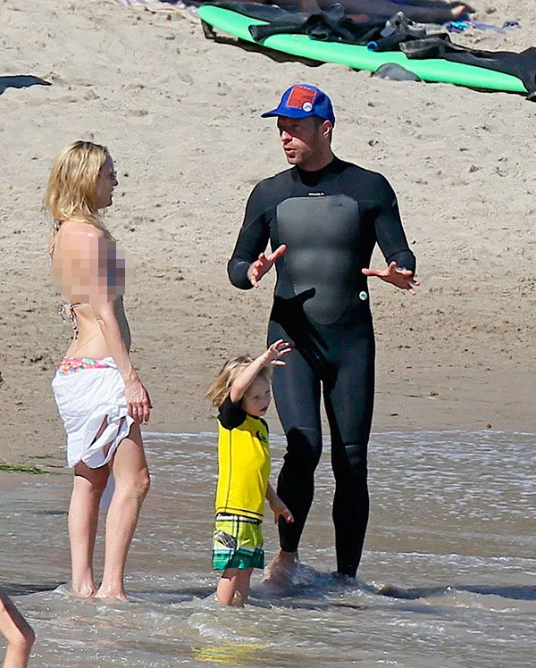 Chris Martin dan Kate Hudson tertangkap kamera bersama di pantai © Splashnews.com