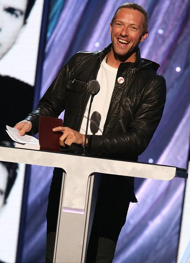 Chris Martin muncul dengan wajah ceria @ dailymail.co.uk