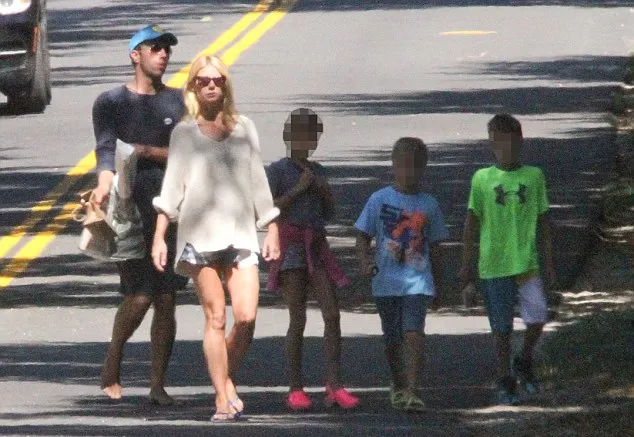 Kebersamaan Chris Martin, Gwyneth Paltrow, dan anak-anaknya @ dailymail.co.uk