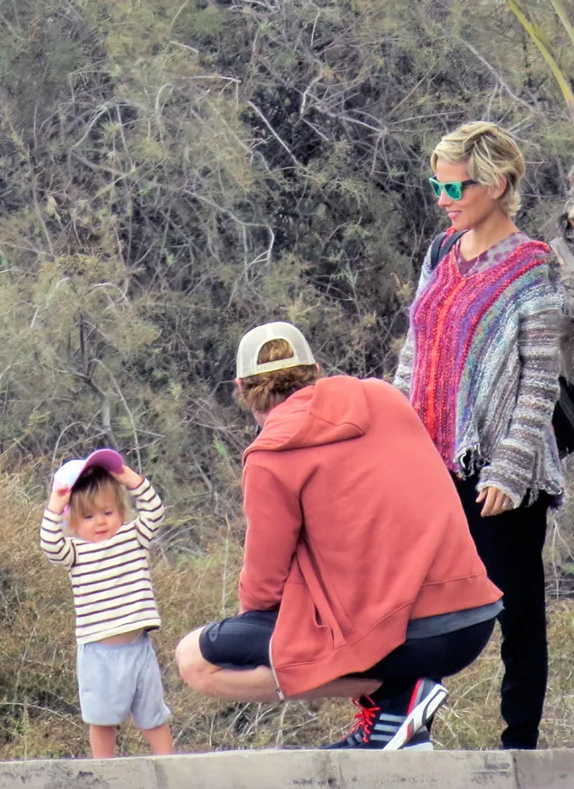 Chris Hemsworth dan keluarganya @ eonline.com