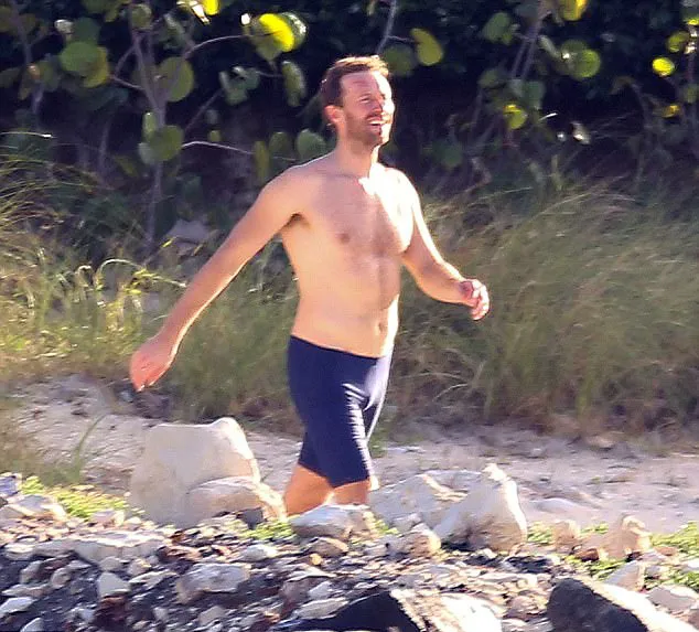Chris tertangkap liburan bareng Gwyneth dan anak-anaknya @ dailymail.co.uk