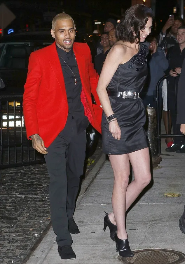 Chris Brown ditemani wanita misterius @ dailymail.co.uk