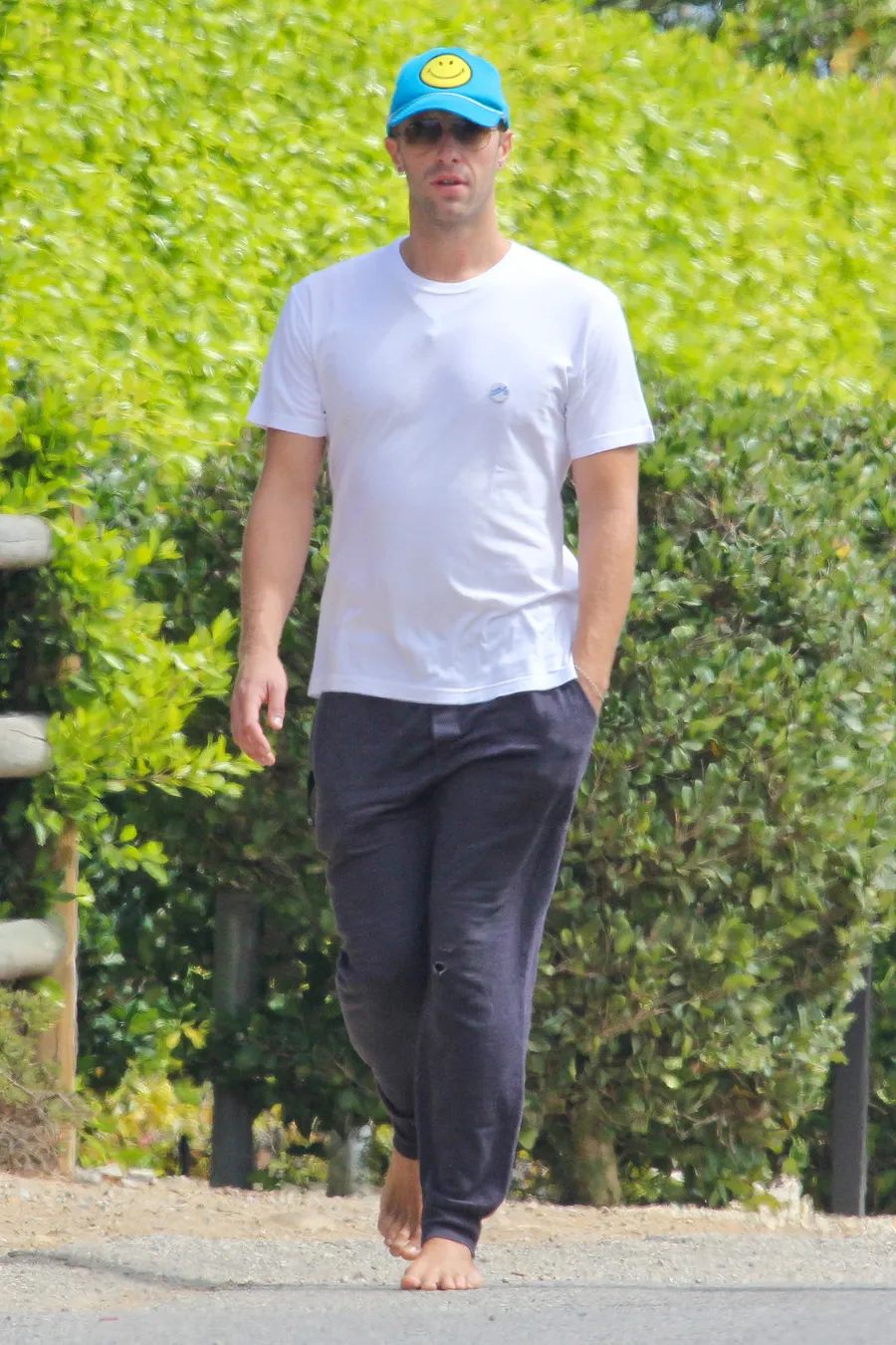 Chris Martin tanda tangan kontrak jangka panjang dengan organisasi amal. ©Splashnews.com