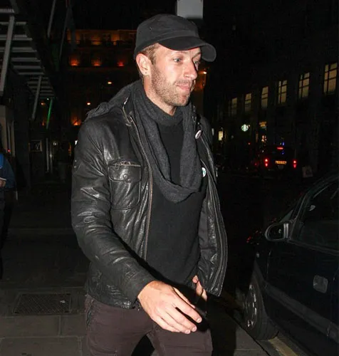 Chris Martin Tampak Percaya Diri Meski Seorang Diri @ dailymail.co.uk