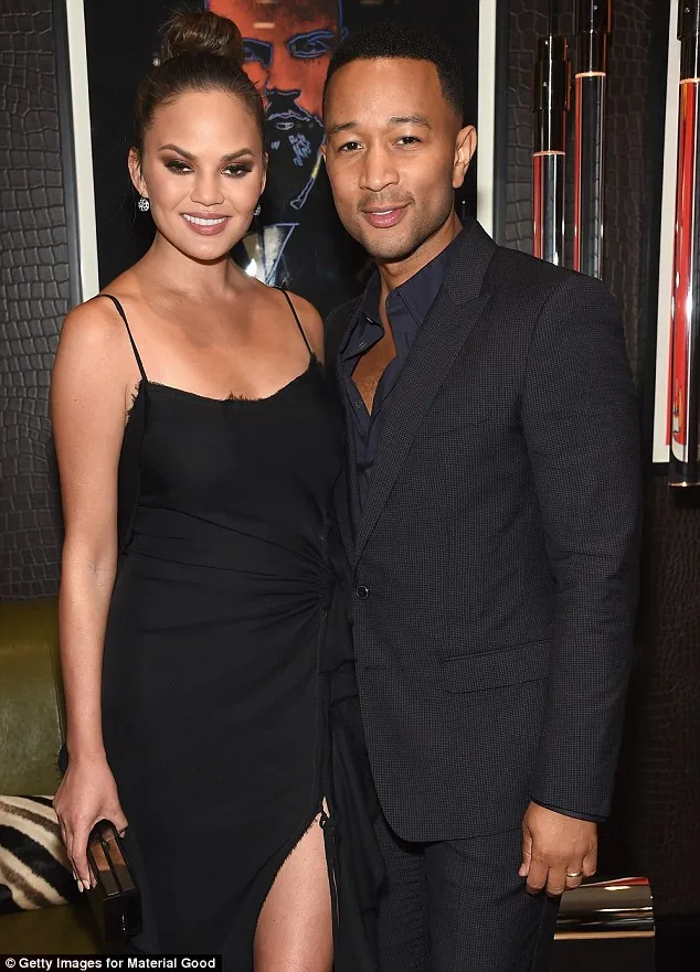 Chrissy Teigen & John Legend © Daily Mail